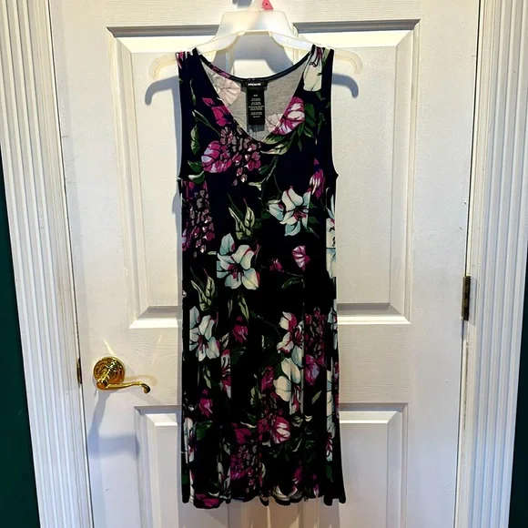NWT Premise sleeveless Hibiscus Floral dress with a v- neck 95% Rayon 5% Spandex - Picture 3 of 9